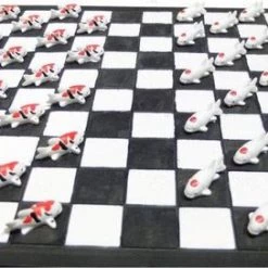 MadDeco - UNIEK - Dambord - Koi - Karper - Damspel - Koikarper - Polystone -bordspellen Winkel 550x272 3