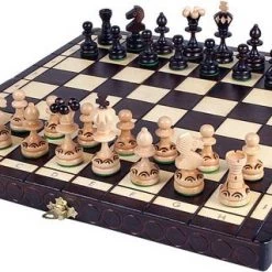 Chess The Game - Decoratief Schaakspel - Klein Houten Schaakbord Met Decoratieve Schaakstukken - Bestseller! -bordspellen Winkel 550x319 3