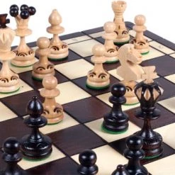 Chess The Game - Decoratief Schaakspel - Klein Houten Schaakbord Met Decoratieve Schaakstukken - Bestseller! -bordspellen Winkel 550x347 3